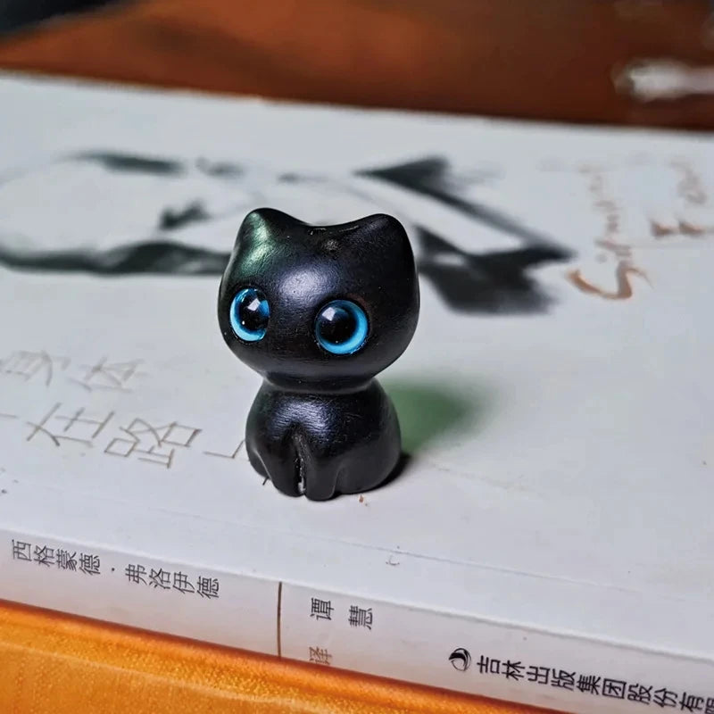 Wooden Cat Figurine [HEART MELTING]