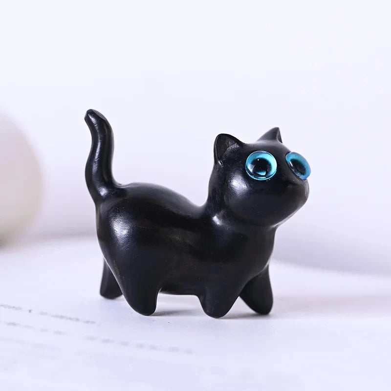 Wooden Cat Figurine [HEART MELTING]