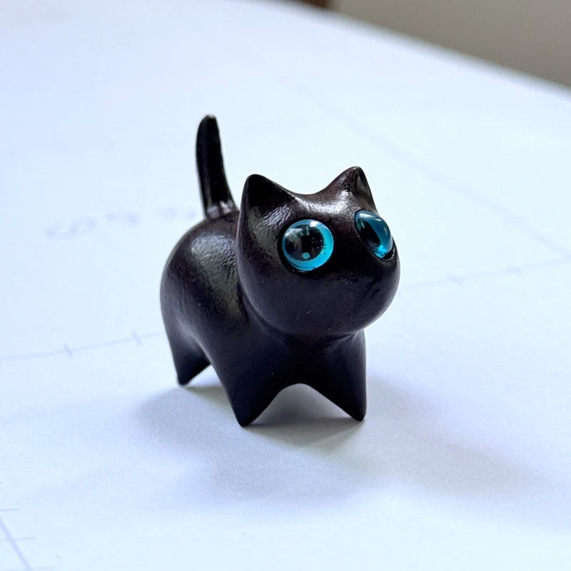 Wooden Cat Figurine [HEART MELTING]